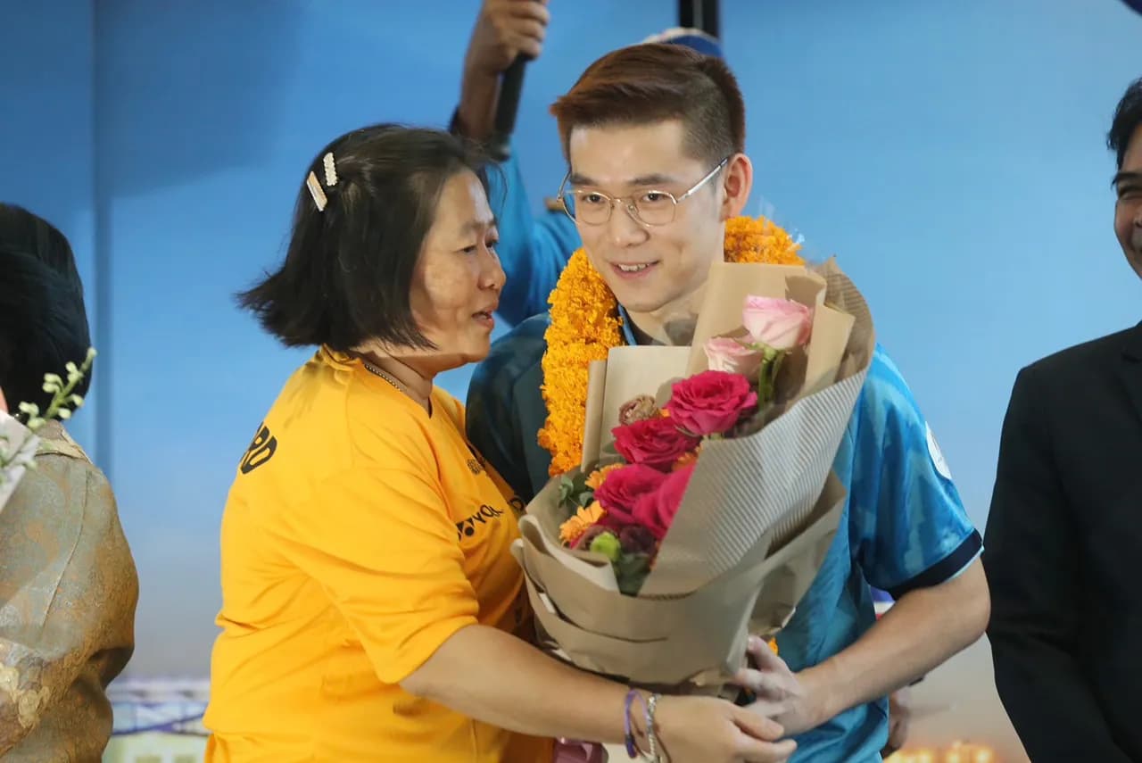 “วิว กุลวุฒิ” ฮีโร่เหรียญเงินโอลิมปิก เดินทางถึงประเทศไทย คนไทยต้อนรับอบอุ่น