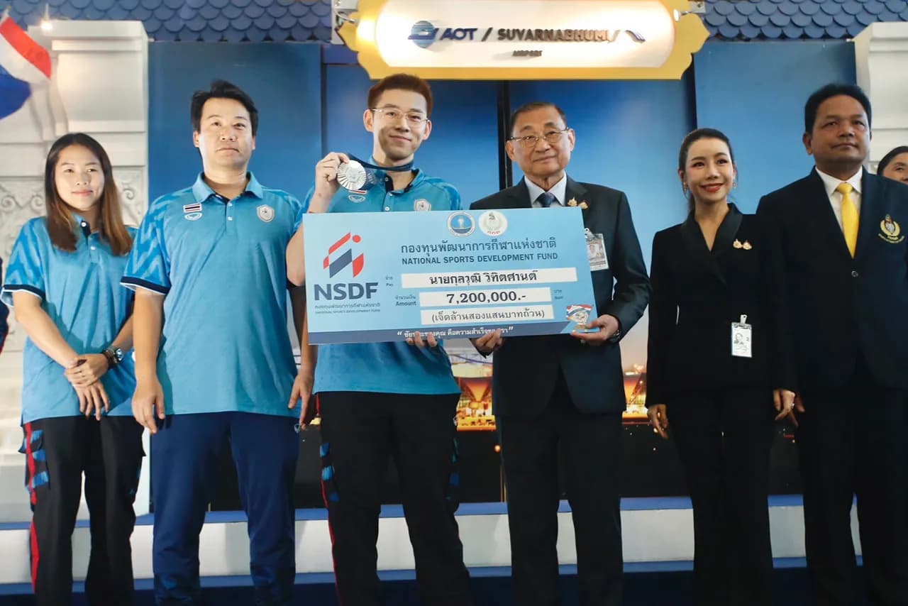 “วิว กุลวุฒิ” ฮีโร่เหรียญเงินโอลิมปิก เดินทางถึงประเทศไทย คนไทยต้อนรับอบอุ่น