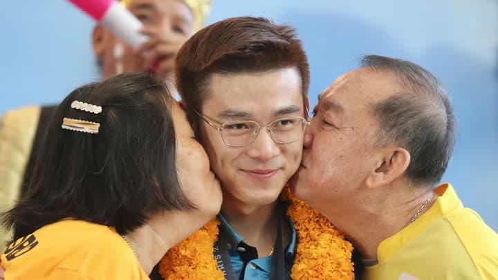 สนามบินแตก แห่รับ "วิว กุลวุฒิ" ฮีโร่เหรียญเงินประวัติศาสตร์ เปิดใจ ขอบคุณแรงเชียร์จากชาวไทยทุกคน