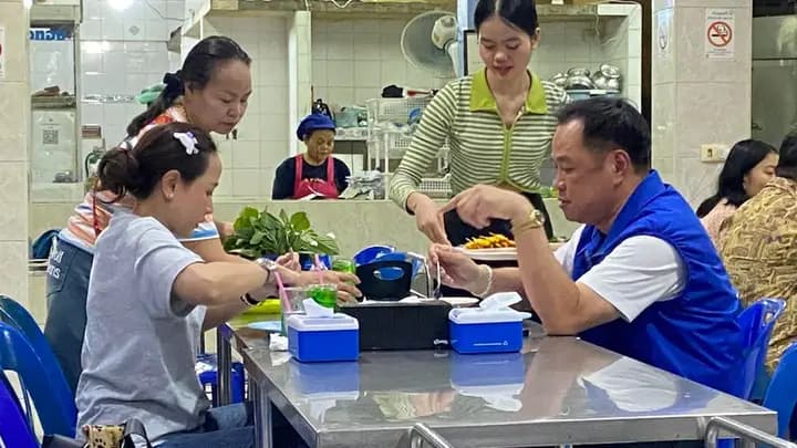 ลุง 77 ปี เจ้าของร้านอาหารอีสาน ขอบคุณ "อนุทิน" แวะมากินที่ร้าน ทำขายดิบขายดี