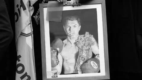 แฟนๆ อาลัย "อดีตนักมวยแชมป์โลก" แขวนคอตัวเอง เสียชีวิต ในบ้านพัก